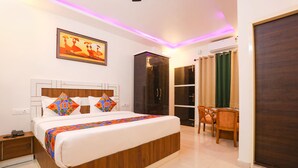 Premium Room | Egyptian cotton sheets, premium bedding, in-room safe, WiFi (free) - Fabhotel The 3 Idiots (Vikasnagar)