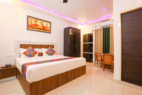 Premium Room | Egyptian cotton sheets, premium bedding, in-room safe, free WiFi - Fabhotel The 3 Idiots (Vikasnagar)