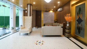 Lobby sitting area - Fabhotel The 3 Idiots (Vikasnagar)