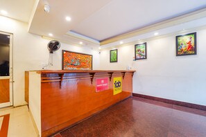 Reception - Fabexpress Majestic Inn (Thiruvananthapuram)