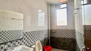 Deluxe Room | Bathroom | Shower, rainfall showerhead, free toiletries, towels - Fabexpress A2P Palace (Ootacamund)
