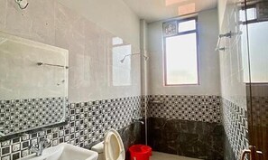 Deluxe Room | Bathroom | Shower, rainfall showerhead, free toiletries, towels - Fabexpress A2P Palace (Ootacamund)