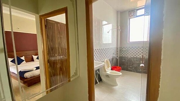 Shower, rainfall showerhead, free toiletries, towels - Fabexpress A2P Palace (Ootacamund)