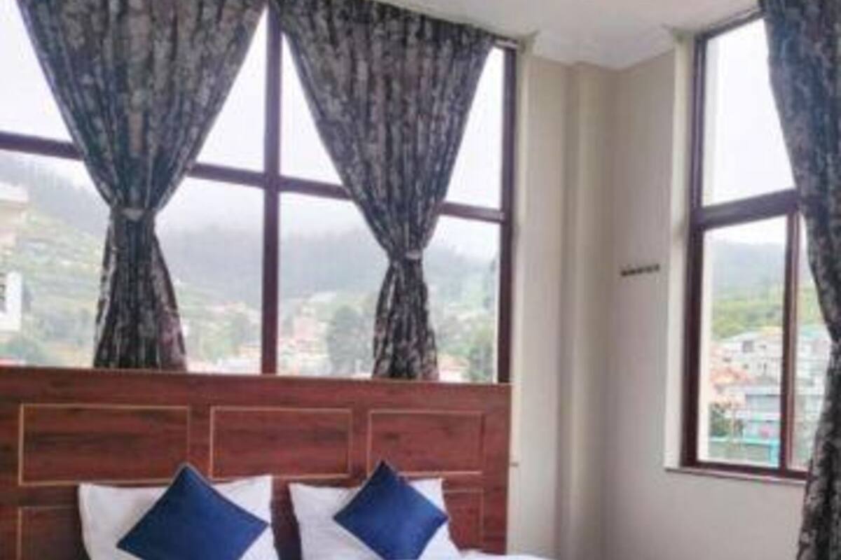 Deluxe Room | Egyptian cotton sheets, premium bedding, in-room safe, WiFi (free)