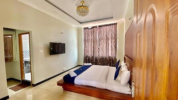 Egyptian cotton sheets, premium bedding, in-room safe, free WiFi - Fabexpress A2P Palace (Ootacamund)