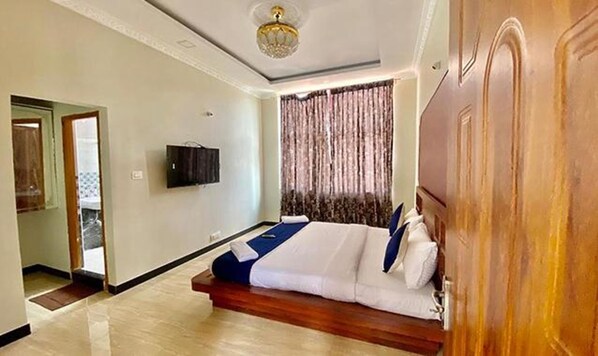 Egyptian cotton sheets, premium bedding, in-room safe, free WiFi - Fabexpress A2P Palace (Ootacamund)