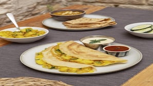 Daily continental breakfast for a fee - Fabexpress A2P Palace (Ootacamund)