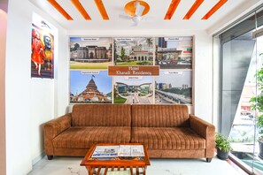 Lobby sitting area - Fabhotel Prime Kharadi Residency (Pune)