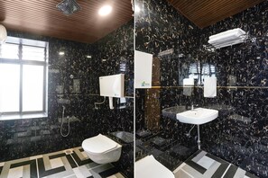 Deluxe-værelse | Badeværelse | Bruser, brusehoved med spredningseffekt, gratis toiletartikler
