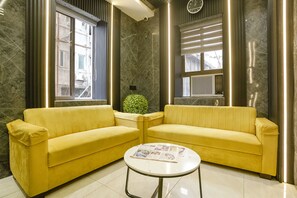 Lobby sitting area - Fabhotel National (Mumbai)