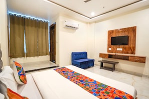Egyptian cotton sheets, premium bedding, in-room safe, free WiFi