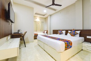 Egyptian cotton sheets, premium bedding, in-room safe, free WiFi - Fabhotel Utsah (Indore)