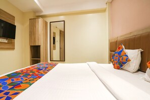Egyptian cotton sheets, premium bedding, in-room safe, free WiFi - Fabexpress Divine Hospitality (Mumbai)