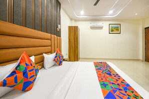 Luxury Room | Egyptian cotton sheets, premium bedding, in-room safe, free WiFi - Fabhotel Golden Tree (Amritsar)