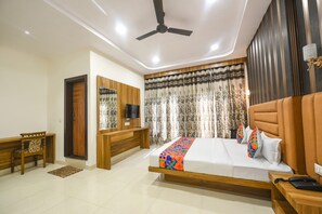 Egyptian cotton sheets, premium bedding, in-room safe, free WiFi - Fabhotel Golden Tree (Amritsar)