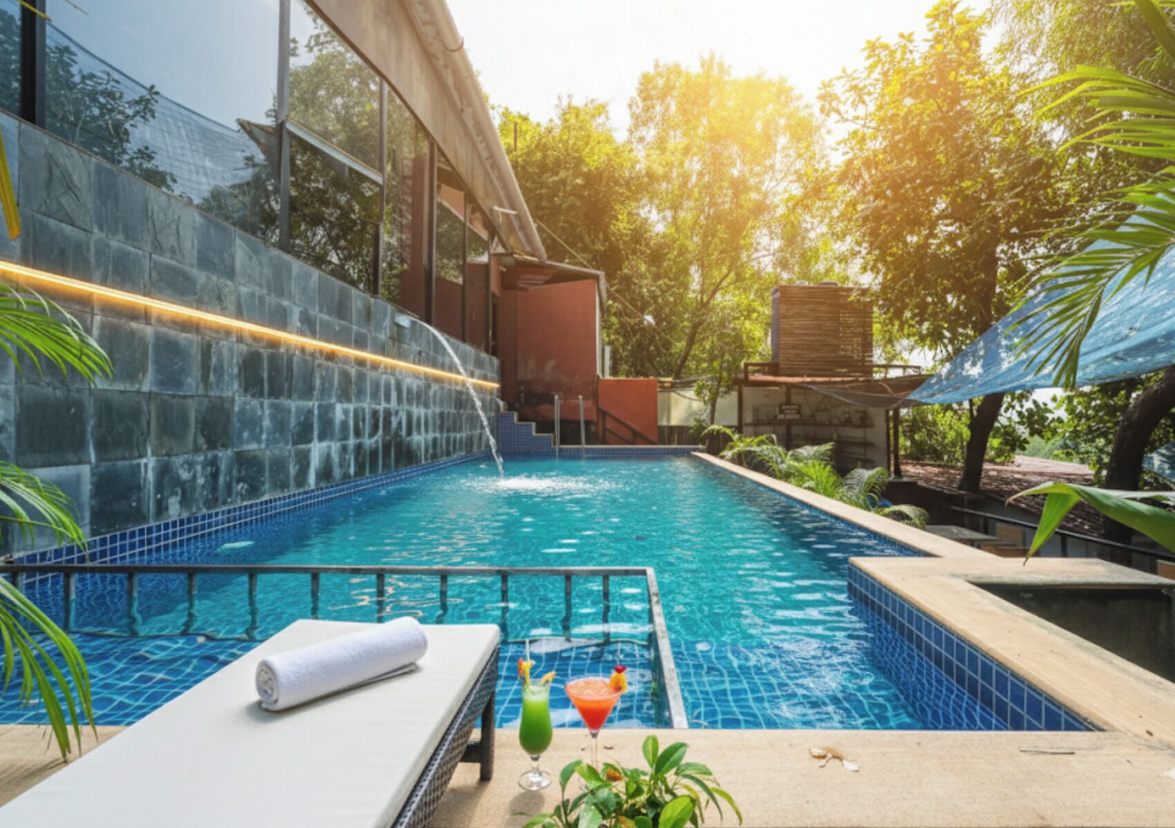 Una piscina al aire libre de temporada