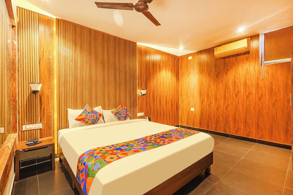 Egyptian cotton sheets, premium bedding, in-room safe, free WiFi
