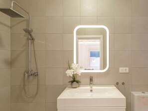 Dusche, Haartrockner, Handtücher