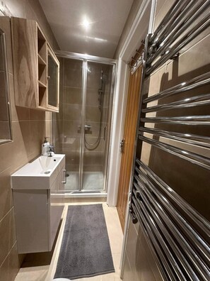 Shower, hair dryer, towels