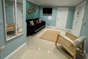 TV - 1-Bed - Sleeps 4 - Free Parking (London)