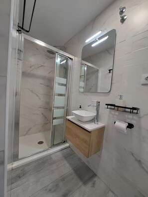 Shower, hair dryer, towels