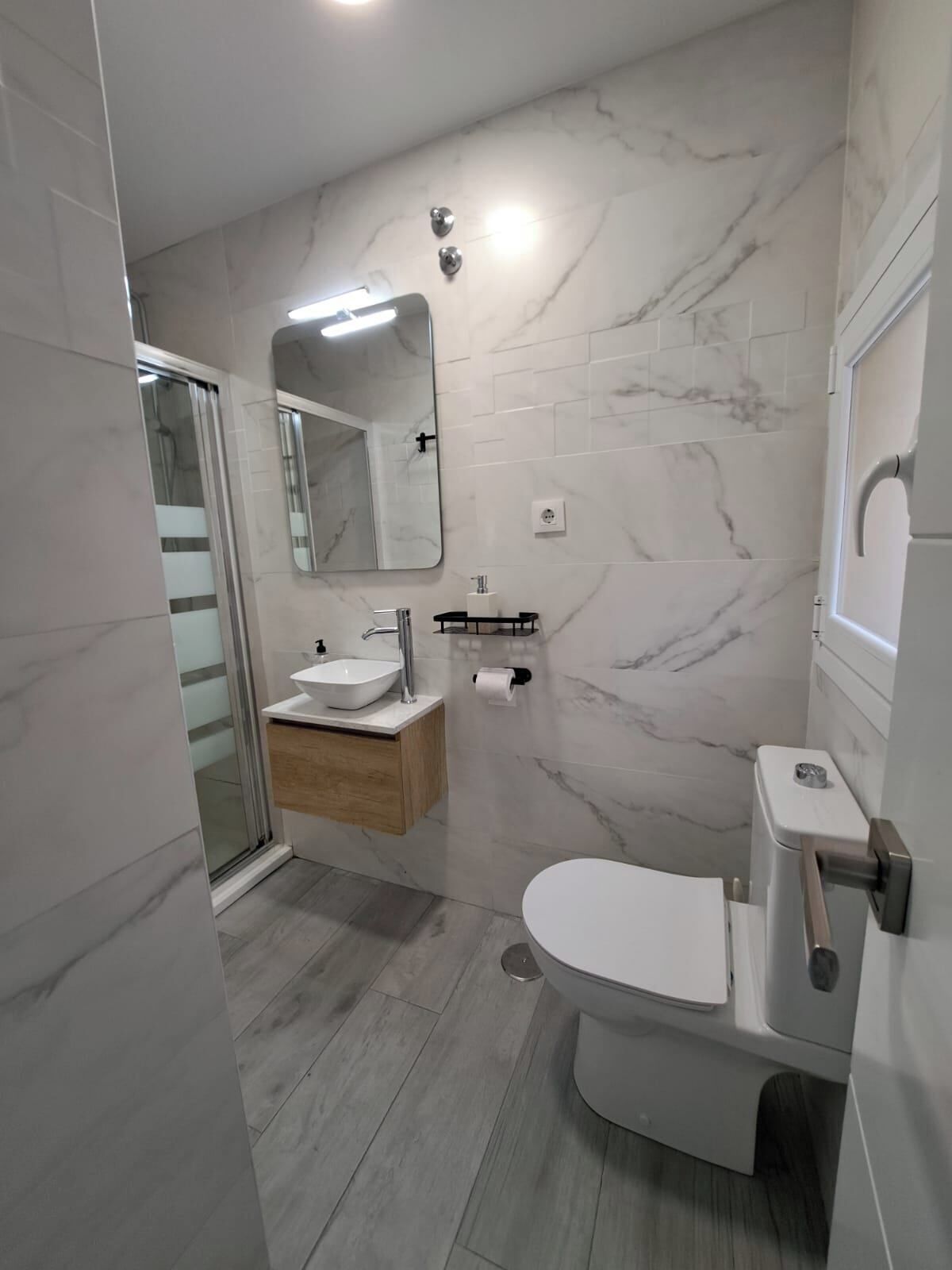 Een douche, een haardroger, handdoeken