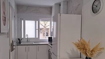 Réfrigérateur, micro-ondes, four, plaque de cuisson