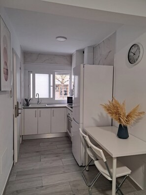 Kylskåp, mikrovågsugn, ugn och spishäll