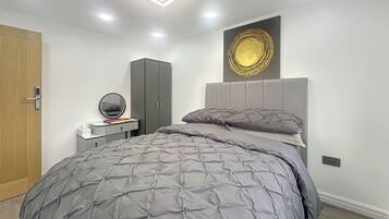 4 bedrooms, iron/ironing board, WiFi, bed sheets