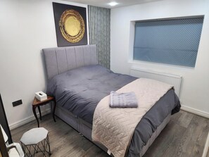 4 bedrooms, iron/ironing board, WiFi, bed sheets