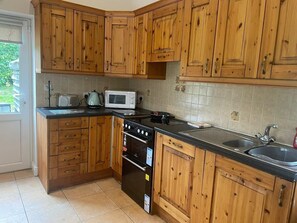 Fridge, microwave, oven, stovetop - Cottage in the Dublin mountain (Dublin)