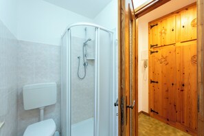 Een douche, een haardroger, een bidet, handdoeken
