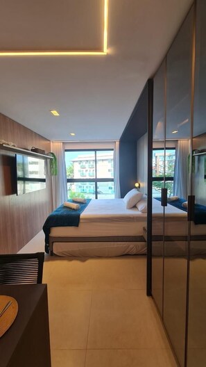 Appartamento Premium, vista città | Area soggiorno | TV a schermo piatto