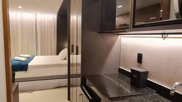 Premium appartement, uitzicht op de stad | Dineren op de kamer