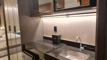 Premium appartement, uitzicht op de stad | Dineren op de kamer