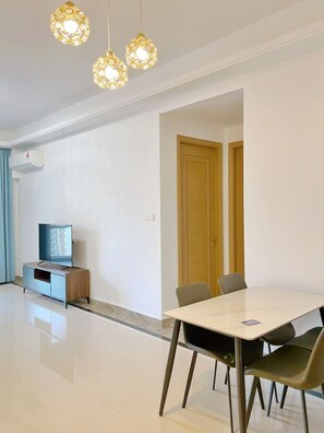 Dining - R&F PRINCESS COVE, SEAVIEW, 3BR, 1181sqft, CITY CENTRE and CIQ, 24hr SECURITY (Johor Bahru)