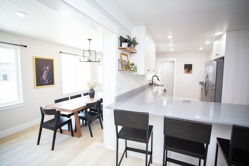 Dayton Diamond- Sleeps 10, Peaceful setting, Game room, Chef's kitchen!