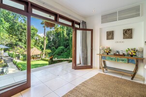 Villa de lujo, vistas al jardín | Terraza o patio