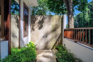 Villa de lujo, vistas al jardín | Baño | Artículos de higiene personal gratuitos, secador de pelo y albornoces