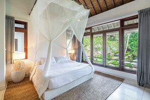 Luksusvilla, hageutsikt | 5 soverom, safe på rommet og wi-fi (inkludert)