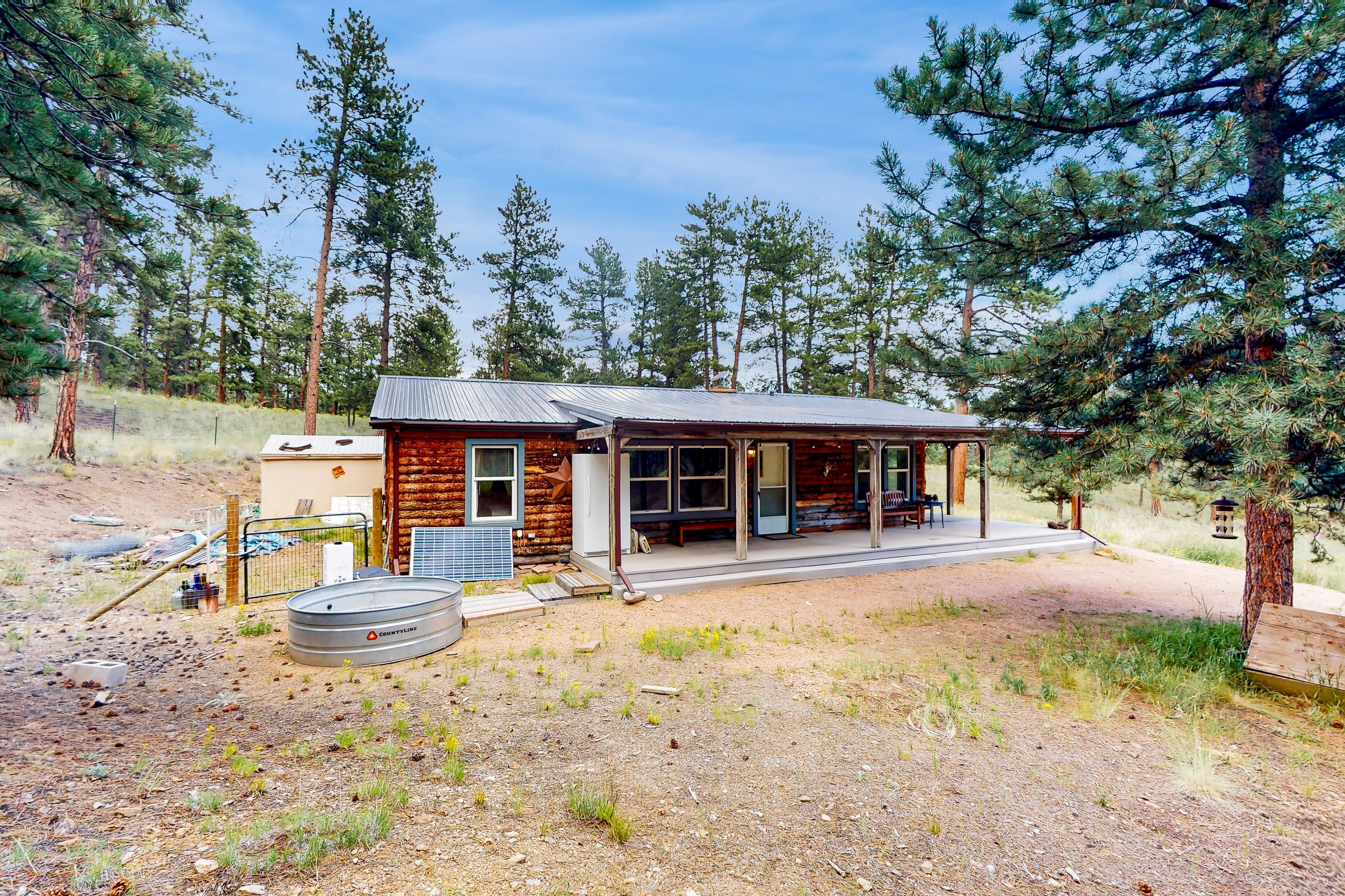 Charming house w/ mountain & valley views, W/D, fenced in backyard