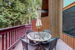 Outdoor dining - Charming condo with lake access, shared pools and hot tub, WiFi, and fireplace (Whitefish)