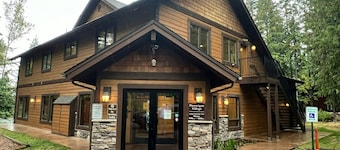 Charming condo with lake access, shared pools and hot tub, WiFi, and fireplace