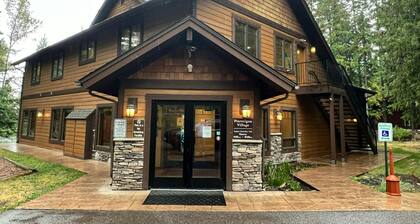 Charming condo with lake access, shared pools and hot tub, WiFi, and fireplace