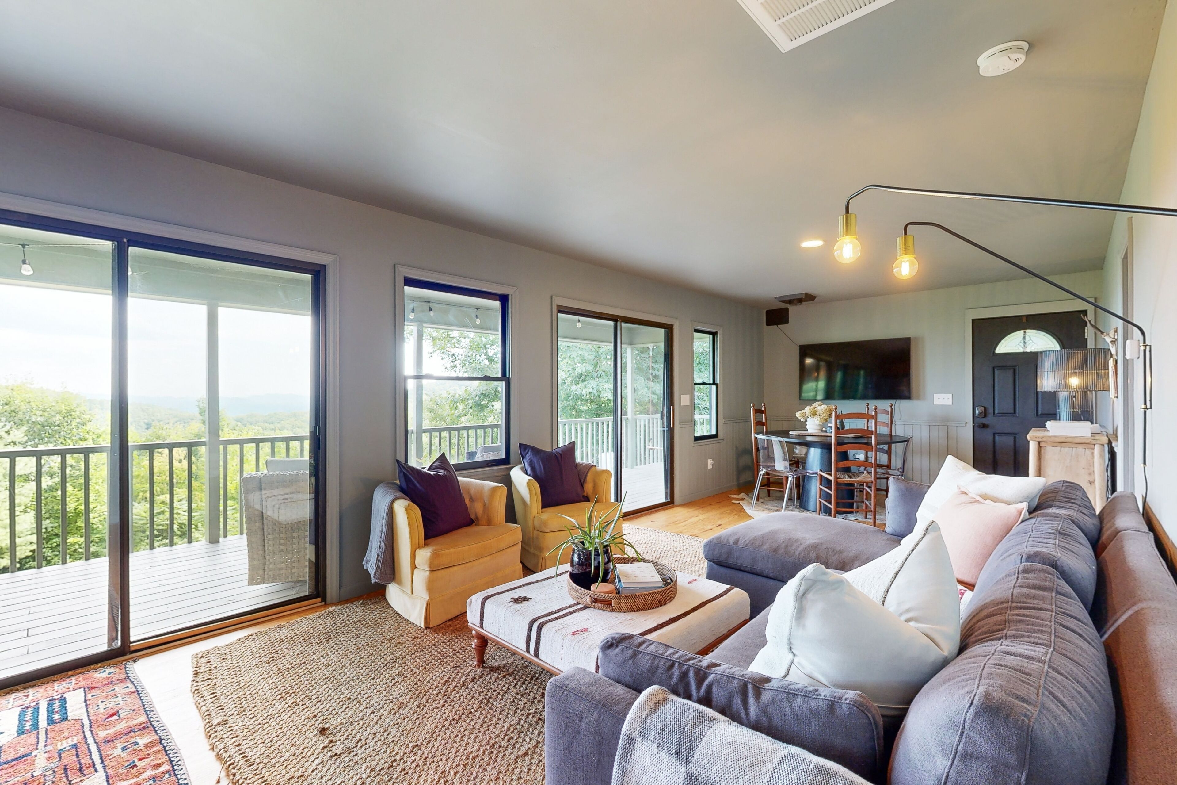 Charming 2 bedroom house with stunning mountain and valley views