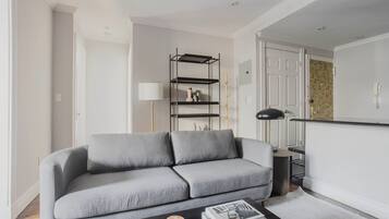 Een televisie en een stereo