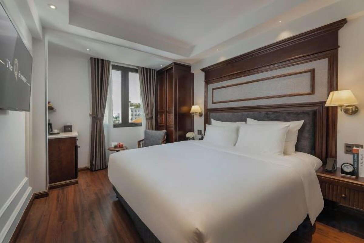 Een minibar, een kluis op de kamer, een bureau, geluiddichte muren