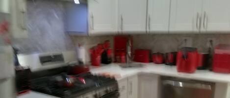 ثلاجة، ميكروويف، فرن، موقد طهي مسطح