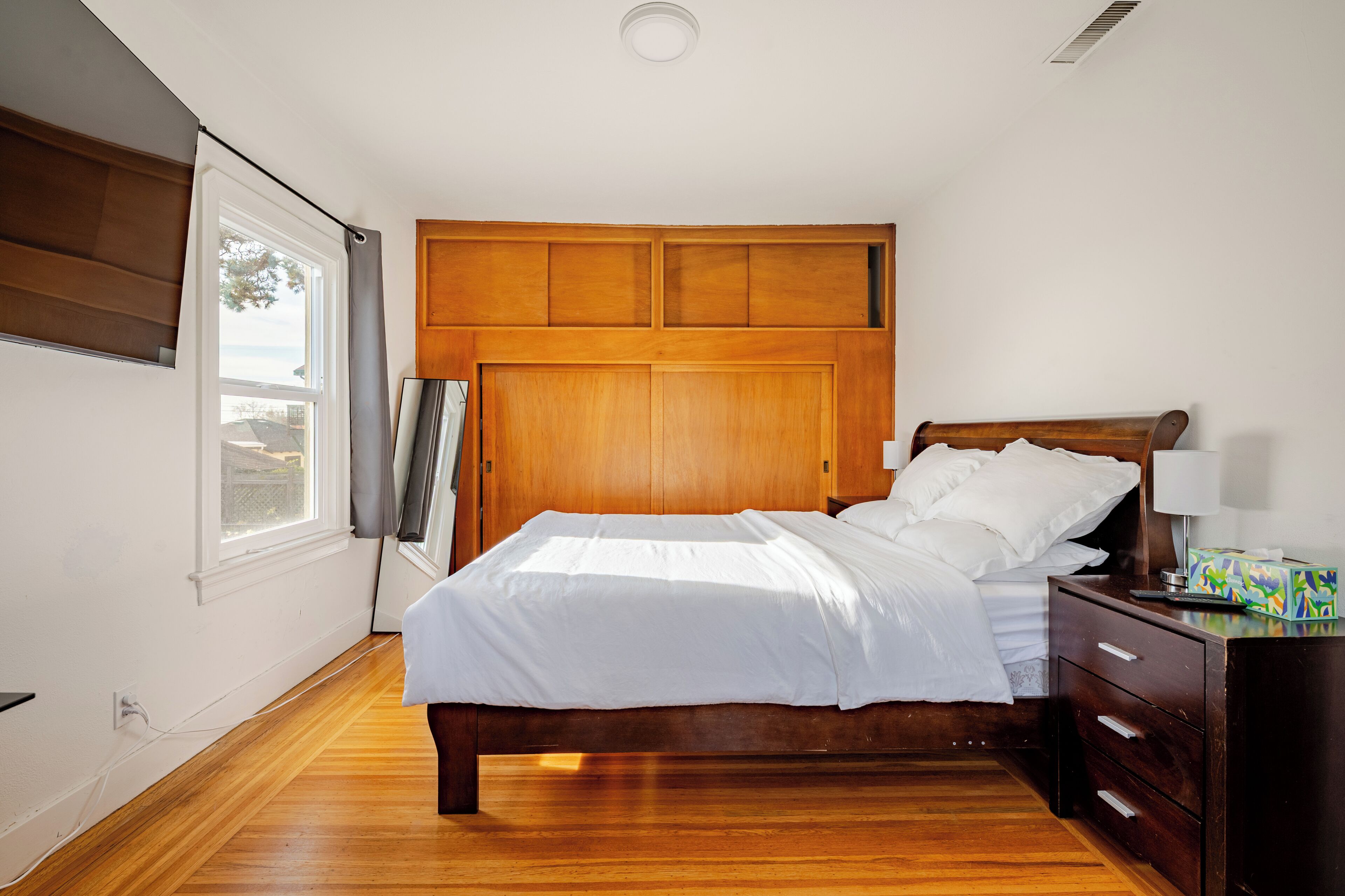 5 bedrooms, desk, iron/ironing board, travel crib