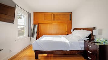 5 bedrooms, desk, iron/ironing board, travel crib